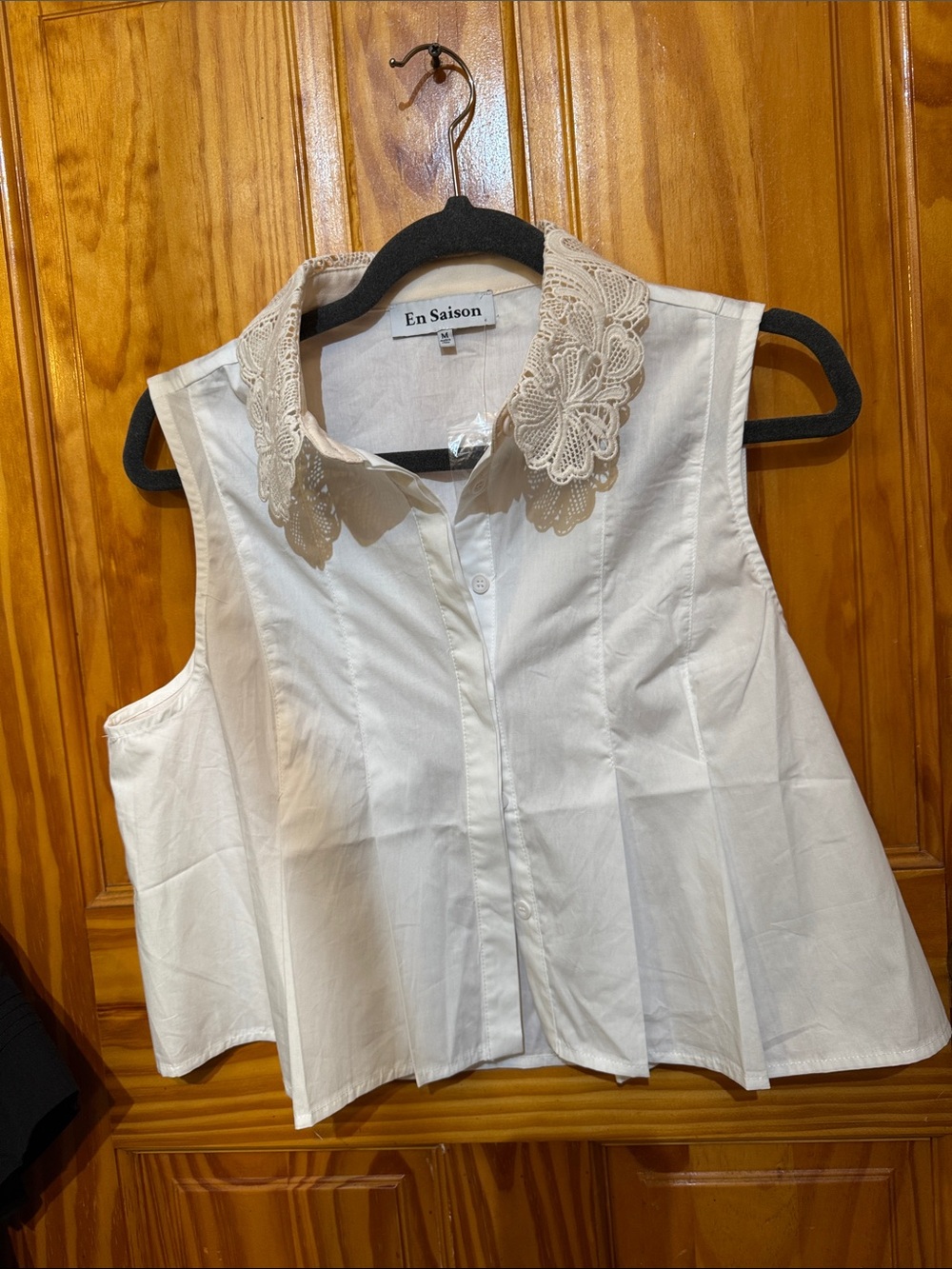 En Saison White Sleeveless Button-Front Top with Lace Collar Trim